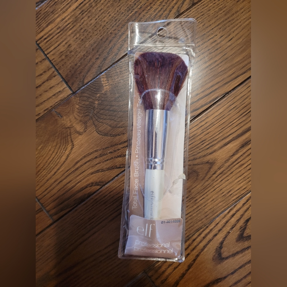 NWT Elf Professional Total Face Brush